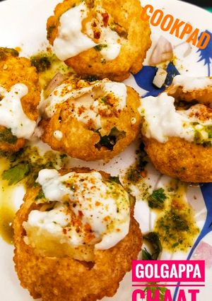 A picture of Golgappa chaat.