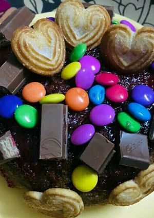 A picture of Lockdown chocolate kitkat cake.