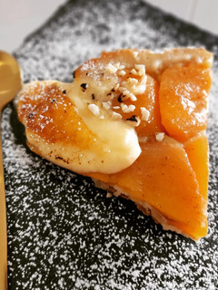 Una foto de Tatin de nísperos con crema quemada