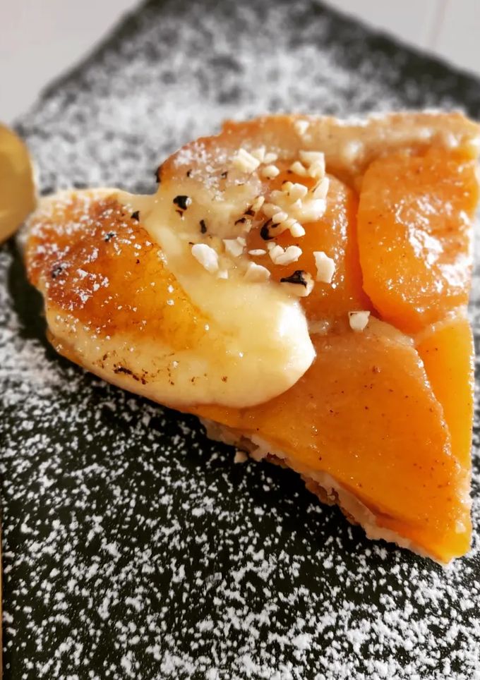 Una foto de Tatin de nísperos con crema quemada