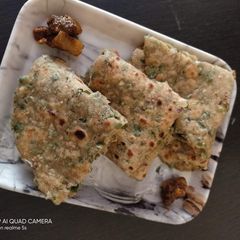 A picture of Methi paratha.