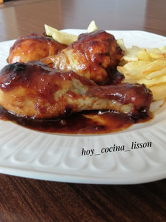 Una foto de Muslitos de pollo con Coca-Cola