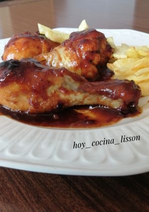 Una foto de Muslitos de pollo con Coca-Cola