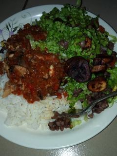 Shinkafa da miya da wake da salad ainihin hoton girkin