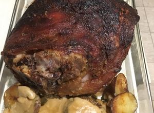 Una foto de Hombros de Cerdo Asado (beef shoulder)