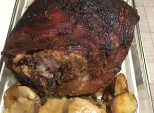 Una foto de Hombros de Cerdo Asado (beef shoulder)