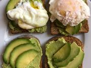 Una foto di avocado toast