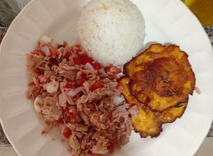Una foto de Almuerzo de Arroz, Ensalada de Atún y Patacones