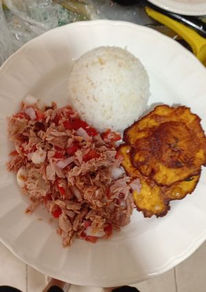 Una foto de Almuerzo de Arroz, Ensalada de Atún y Patacones