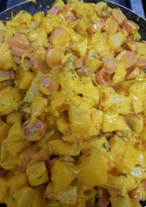 Una foto de Salchipapas cheddar!