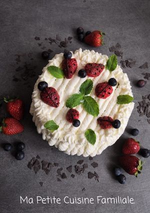 Une photo de Gâteau de printemps, génoise chocolat, chantilly, cocci'fraises