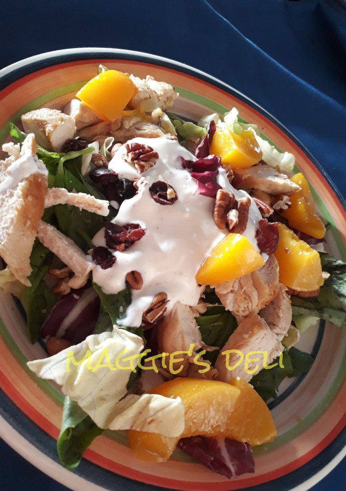 Una foto de Ensalada de pollo con arándanos secos y nuez