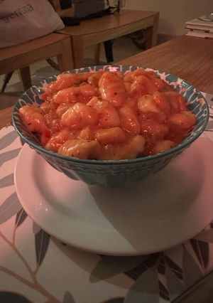 Una foto de Unos buenos ÑOQUIS DE PAPA SUPER CONDIMENTADOS en su masa más una salsa simple