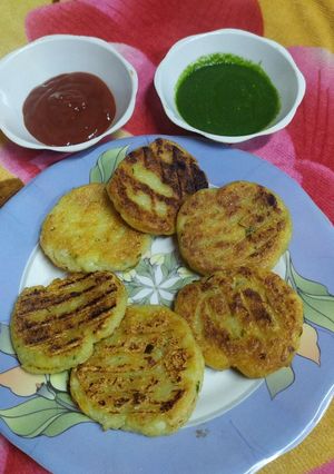 फलाहारी आलू टिक्की (Falahari Aloo Tikki Recipe in Hindi) रेसिपी मुख्य फोटो