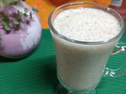 Una foto de leche de almendras banana