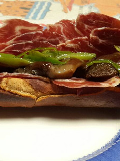Una foto de Bocata de jamón y setas