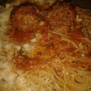 Spaguetti con estofado de albóndigas
