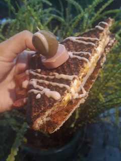 Una foto de Sándwich de queso amarillo, queso asadero y tocino ❤