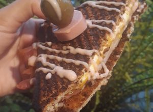Una foto de Sándwich de queso amarillo, queso asadero y tocino ❤