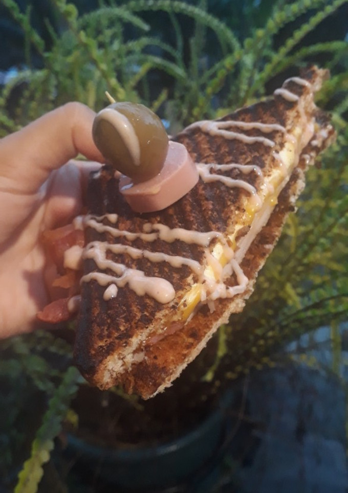 Una foto de Sándwich de queso amarillo, queso asadero y tocino ❤