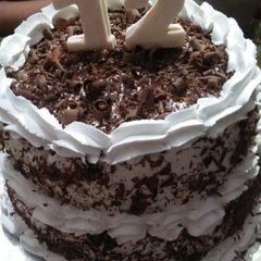 A picture of Two tier vanilla and chocolate cake 🎂.