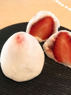 Hình của món Bánh dẻo dâu tây Ichigo daifuku phiên bản lò vi sóng.