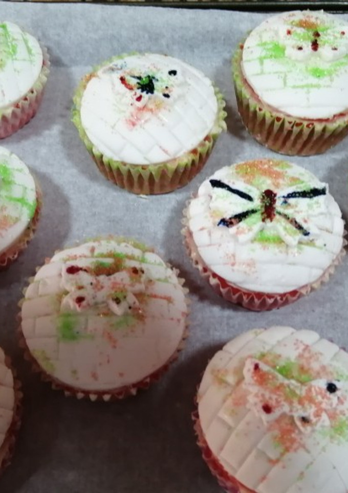 Una foto de Muffin de Red Velver y fondant relleno de dulce de leche