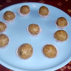 A picture of Peanuts oats ladoo.