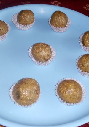 A picture of Peanuts oats ladoo.