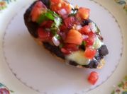Una foto de molletes con verdura