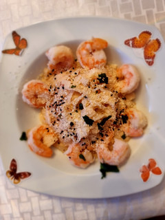 Una foto de Fettuccine base de konjak al alfredo con camarones. Keto