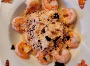 Una foto de Fettuccine base de konjak al alfredo con camarones. Keto