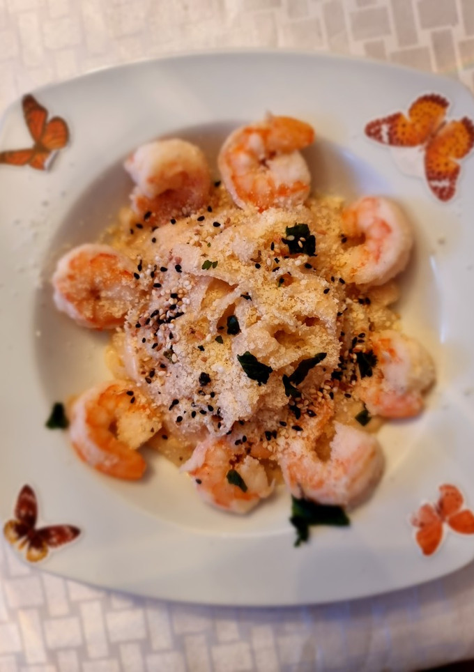 Una foto de Fettuccine base de konjak al alfredo con camarones. Keto