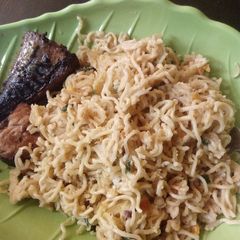 A picture of Indomie in to egg.