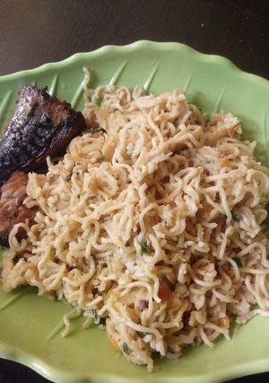 A picture of Indomie in to egg.