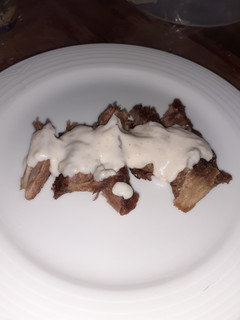 Una foto de Chambarete de res frito con salsa bechamel 😋😋😋