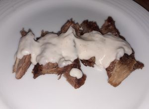 Una foto de Chambarete de res frito con salsa bechamel 😋😋😋