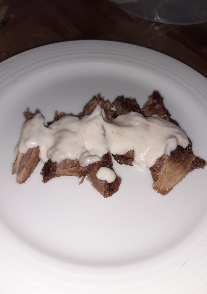 Una foto de Chambarete de res frito con salsa bechamel 😋😋😋