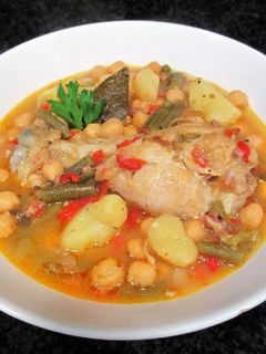 Una foto de Caldereta de alas de pavo con garbanzos, judías verdes y patatas