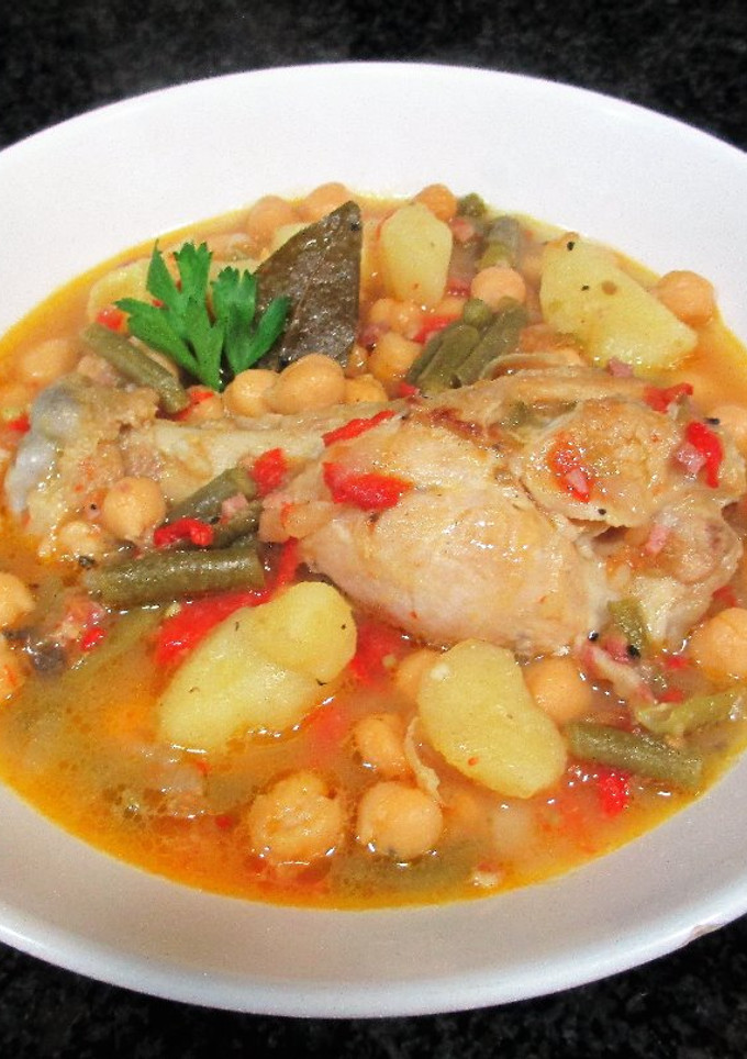 Una foto de Caldereta de alas de pavo con garbanzos, judías verdes y patatas