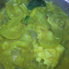 A picture of Pudalangai Kootu (Snakegourd Gravy).