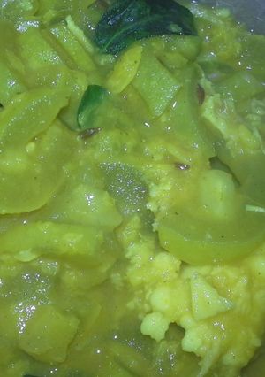 A picture of Pudalangai Kootu (Snakegourd Gravy).