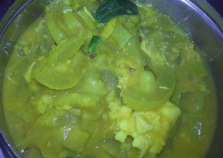 Pudalangai Kootu (Snakegourd Gravy)