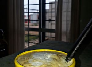 Una foto de Café con leche con mucha espuma