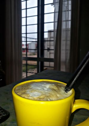 Una foto de Café con leche con mucha espuma