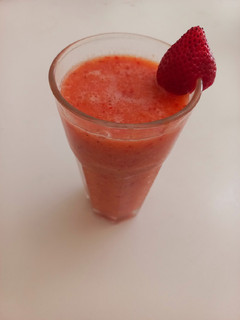 Una foto de Licuado de durazno, frutilla, naranja y pomelo