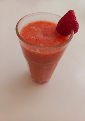 Una foto de Licuado de durazno, frutilla, naranja y pomelo