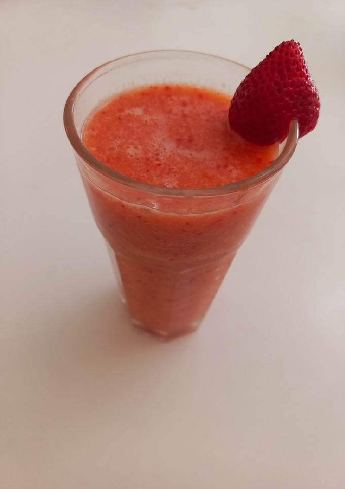 Una foto de Licuado de durazno, frutilla, naranja y pomelo