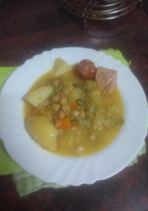 Una foto de Potaje de col con garbanzos y sacramentos en olla express