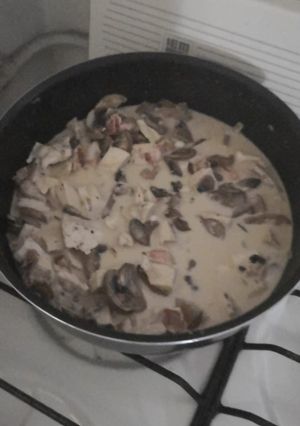 Una foto de Pollo con champiñones y tocino